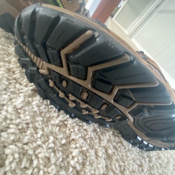 Magellan Outdoors Hiking Boots Boys size 5D ALMOST NEW ! - Picture 3 of 7